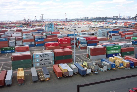 1200px-Line3174_-_Shipping_Containers_at_the_terminal_at_Port_Elizabeth_New_Jersey_-_NOAA